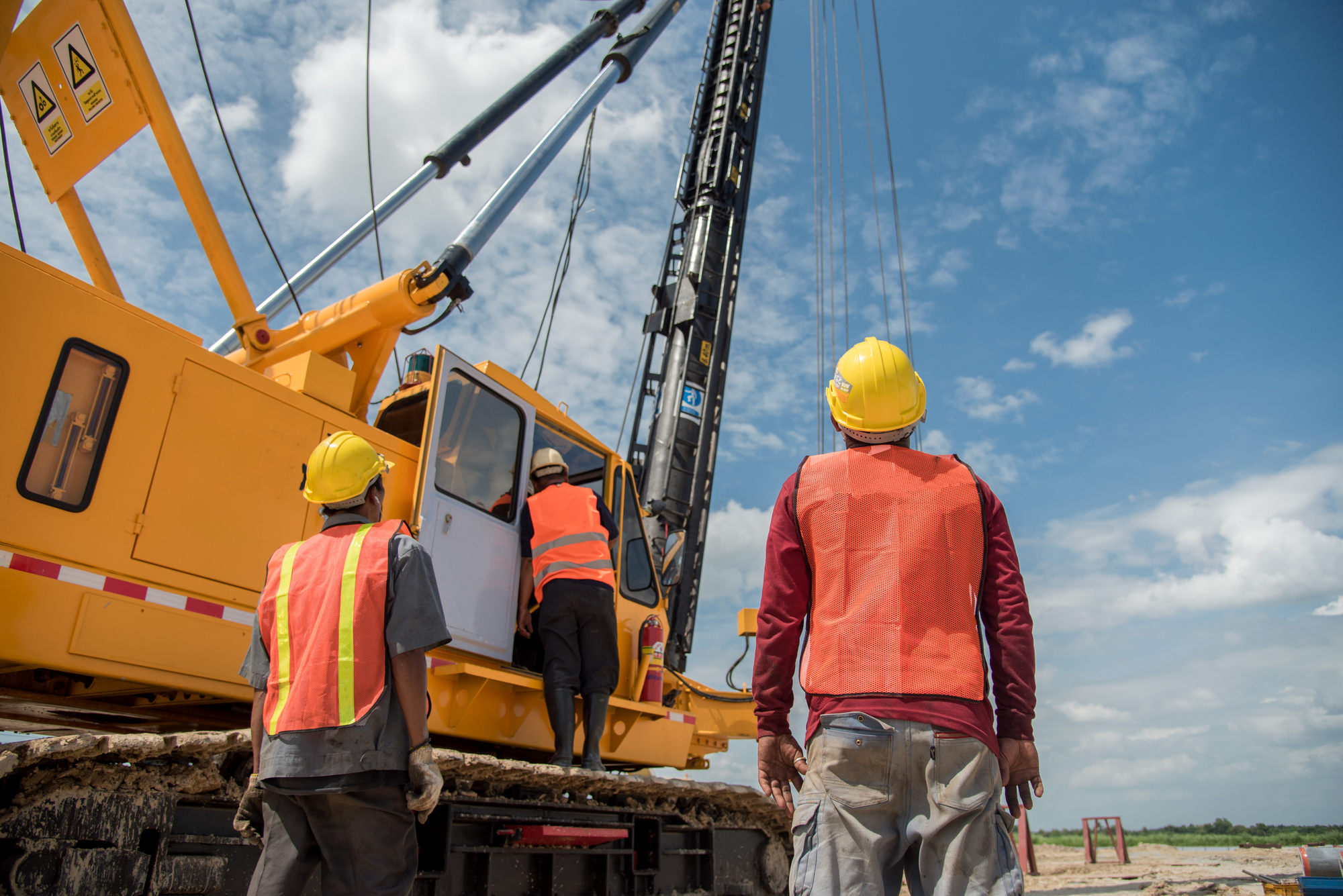 5 Crucial Pieces Of Heavy Construction Equipment For Contractors 